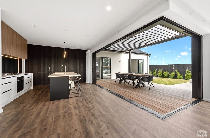 Indoor-Outdoor flow.