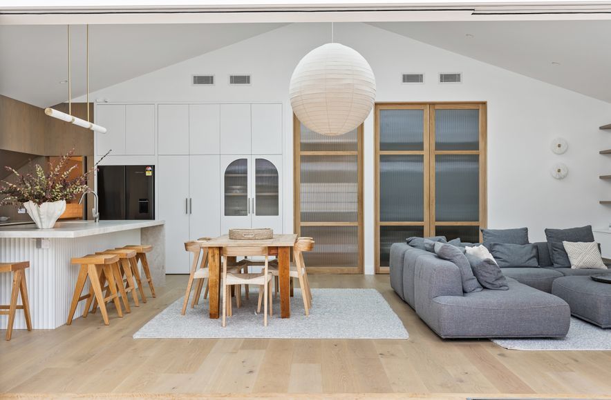 Ascot House   I   Narrow Neck