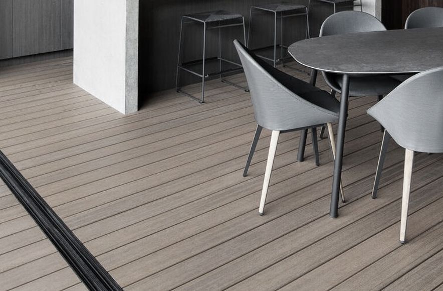 Poolside Entertaining: Indoor–Outdoor Flow