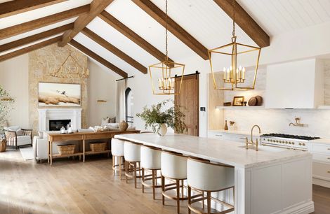 A farmhouse-style home by Alisa and Lysandra