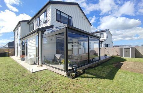 Flat Rectangle Canopy with Ziptrak® Outdoor Blinds in Clarks Beach