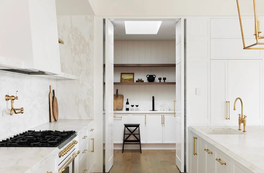 A farmhouse-style home by Alisa and Lysandra