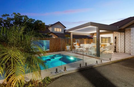 Poolside LOUVRES