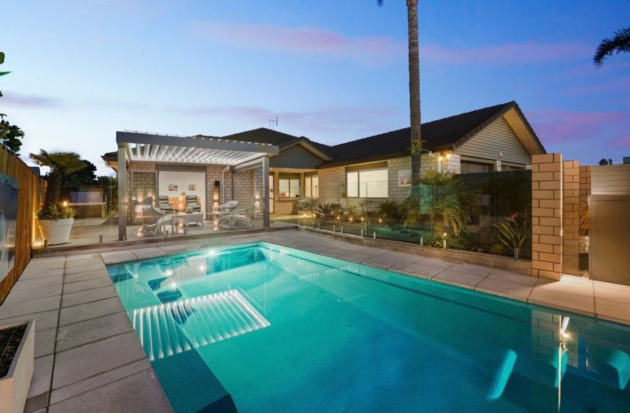 Poolside LOUVRES