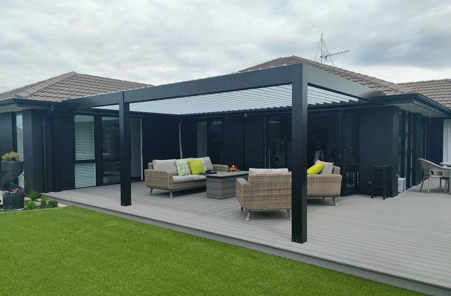 Bay Of Plenty. Two toned Louvre roof.