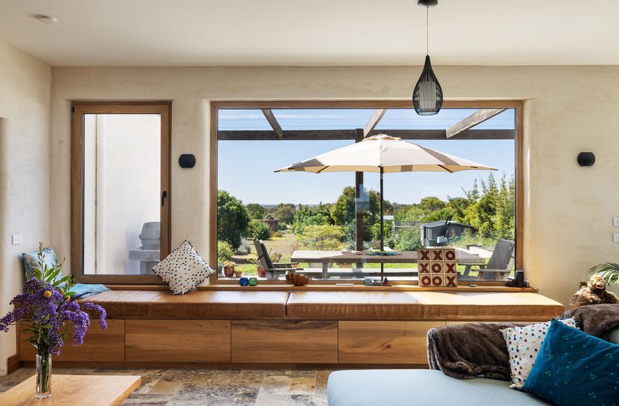 Capturing views in energy-efficient comfort