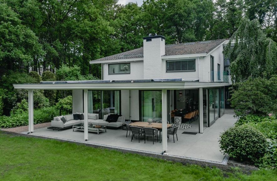 A Dutch villa: modern and in the middle of nature
